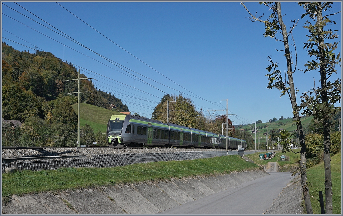 Zwei BLS RABe 535 als  Lötschberger  bei Mülenen auf der Fahrt Richtung Bern.
10. Okt. 2018 
