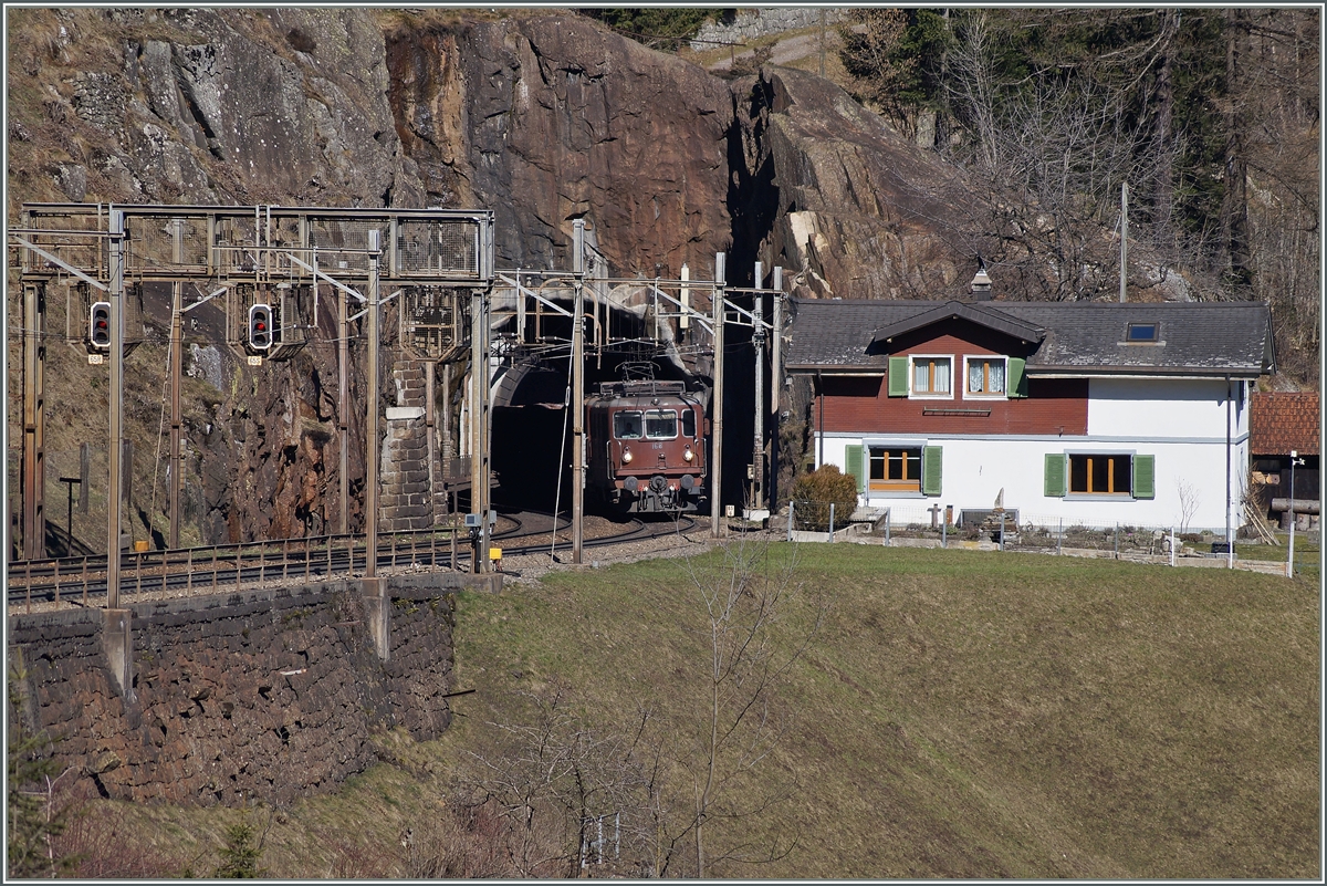 Zwei BLS Re 4/4 verlassen den Meienkreuztunnel (Gotthard Nordrampe). 
14. März 2014
