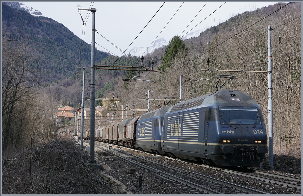 Zwei BLS Re 465 mit eine Güterzug bei Varzo.
1. März 2017