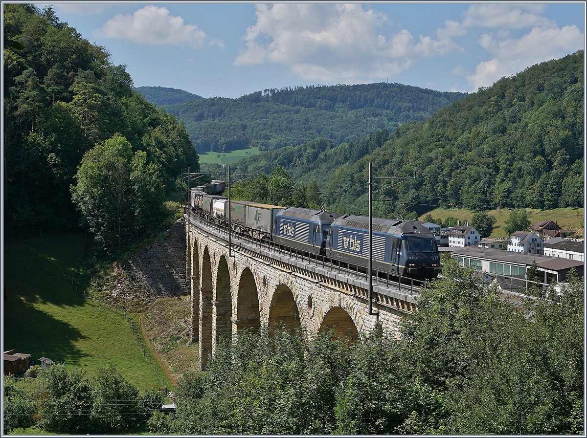 Zwei BLS Re 465 mit einem Güterzug auf der Alten Hauensteinlinie bei Rümlingen.  (SBB Sommerfahrplan 2018 / Umleitungsverkehr) 

18. Juli 2018