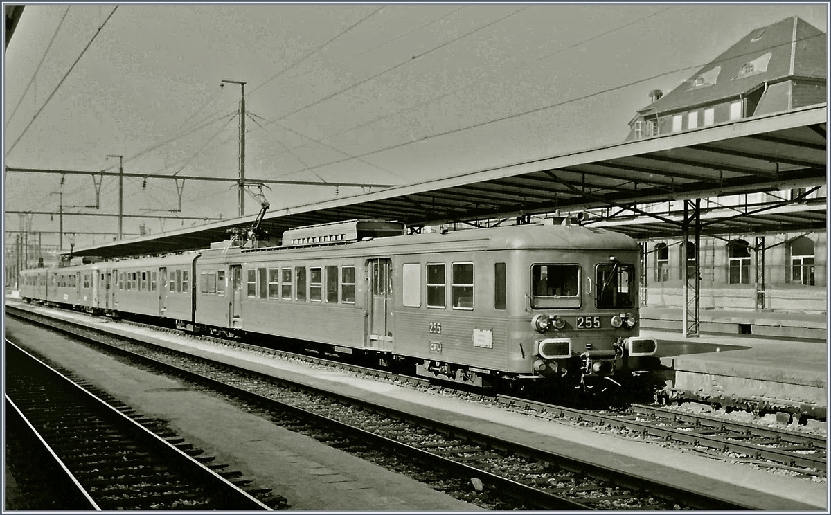 Zwei E-Triebzge der Baureihe 255  Moulinex  warten in Luxembourg auf die Abfahrt.
Analog Bild vom 13. Mai 1998 