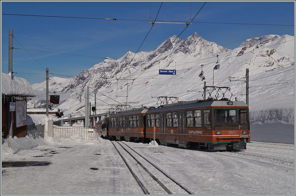 Zwei GGB Beh 4/8 auf Talfahrt verlassen die Station Riffelberg.
27. Feb. 2014