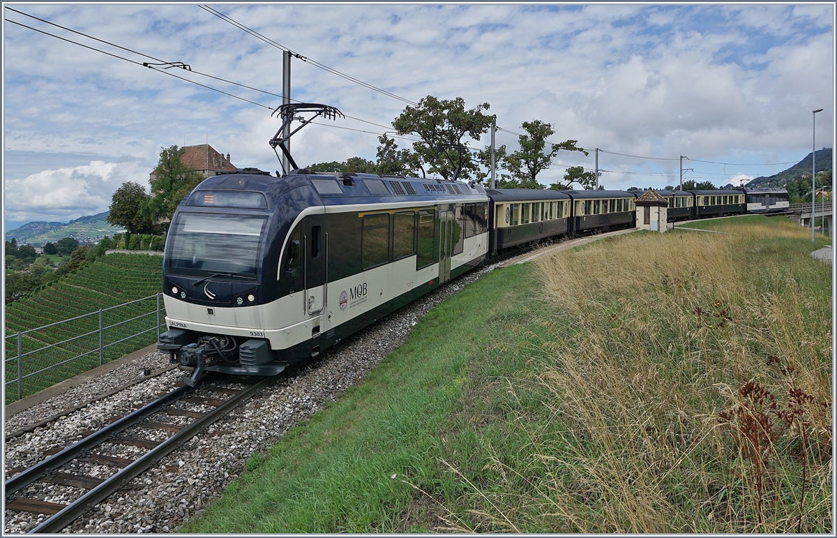 Zwei MOB Alpina Triebwagenwagen bemühen sich um die Traktion des Golden Pass Belle Epoque RE 3217 von Zweisimmen nach Montreux und sie haben bei Châtelard VD ihr Ziel schon fast erreicht. 

12. Aug 2019