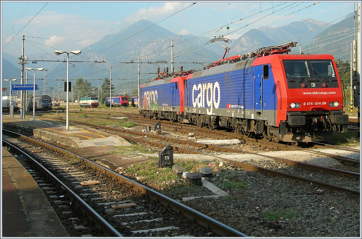 Zwei SBB Cargo Re 474 rangieren in Domodossola um ihre RoLa nach Novara übernehmen zu können.
10. Sept. 2007