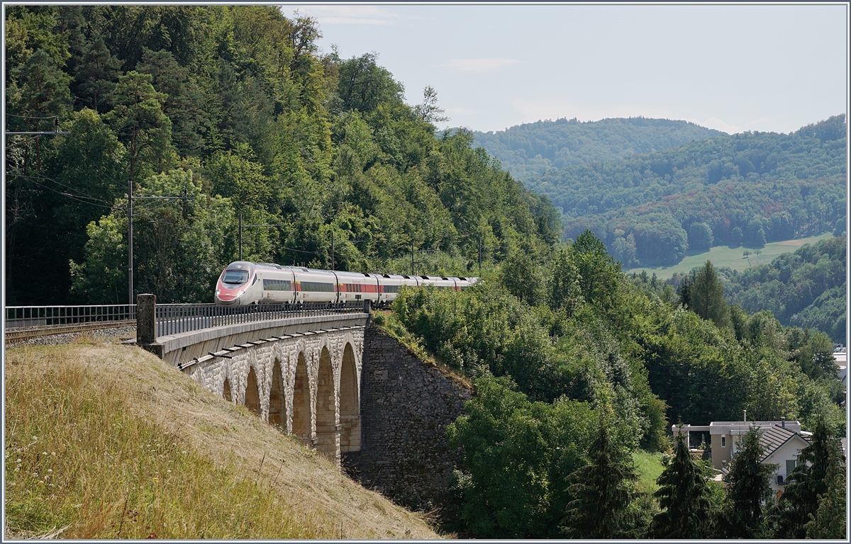 Zwei SBB ETR 610 RABe 503 als EC 52 auf dem weg von Milano nach Basel bzw. Frankfurt auf dem Rümlinger Viadukt.
7. August 2018
