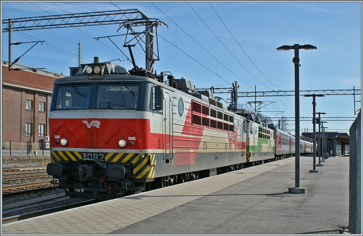 Zwei VR Sr1 Loks bemhen sich um den Nachtzug aus Moskau, der hier in Latti einen kurzen Halt einlegt und dann nach Helsinki weiterfahren wird.
30. April 2012
