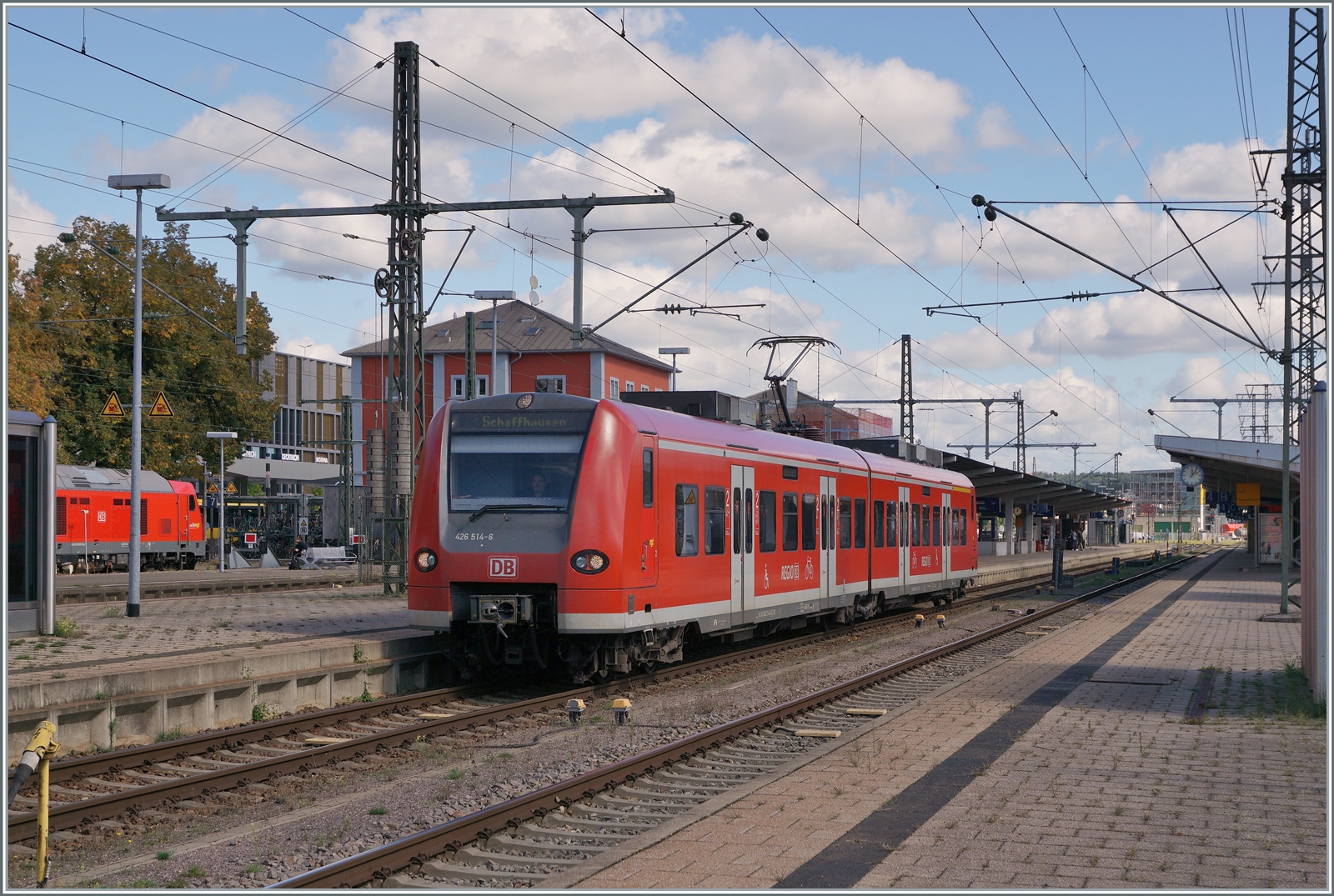 Der DB 425 514-6 verlässt Singen als RB nach Schaffhausen. 

19. Sept. 2022