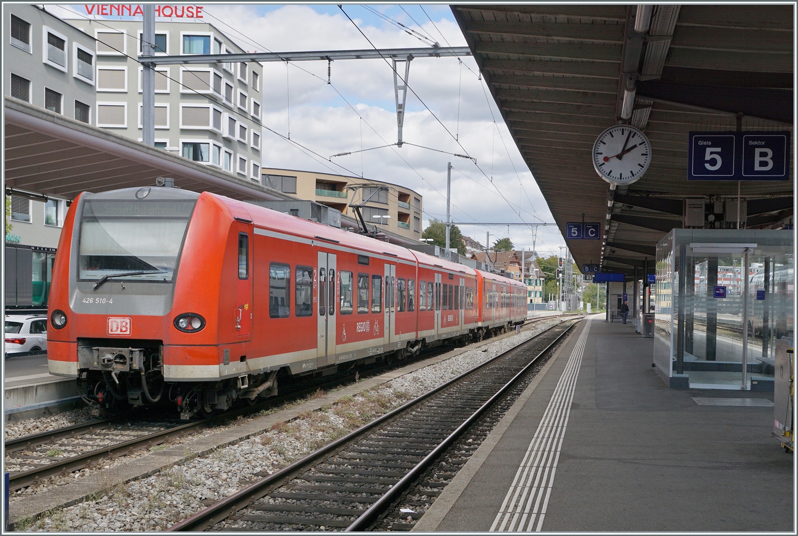 Der DB 426 510-4 und ein weiterer warten in Schaffhausen auf die Abfahrt als RB nach Singen. 

19. Sept. 2022  