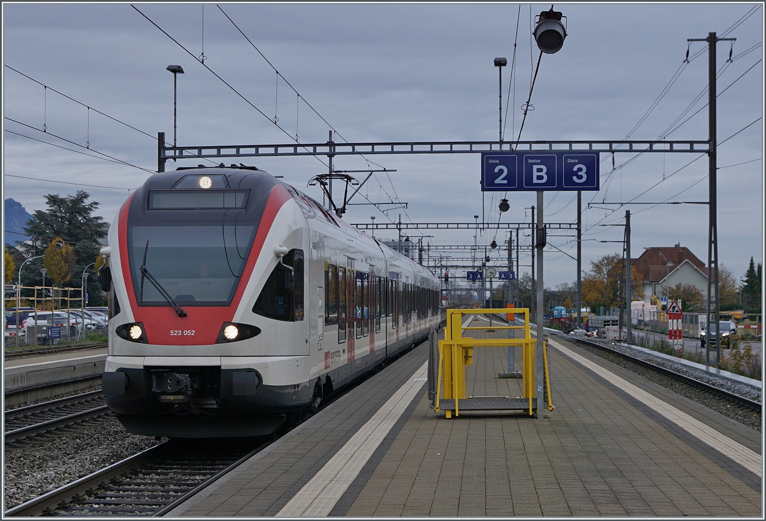 Der SBB RABe 523 052 ist als Regionalzug bzw. S20 auf dem Weg nach Biel/Bienne und erreicht den Bahnhof von Grenchen Süd.

18. November 2023