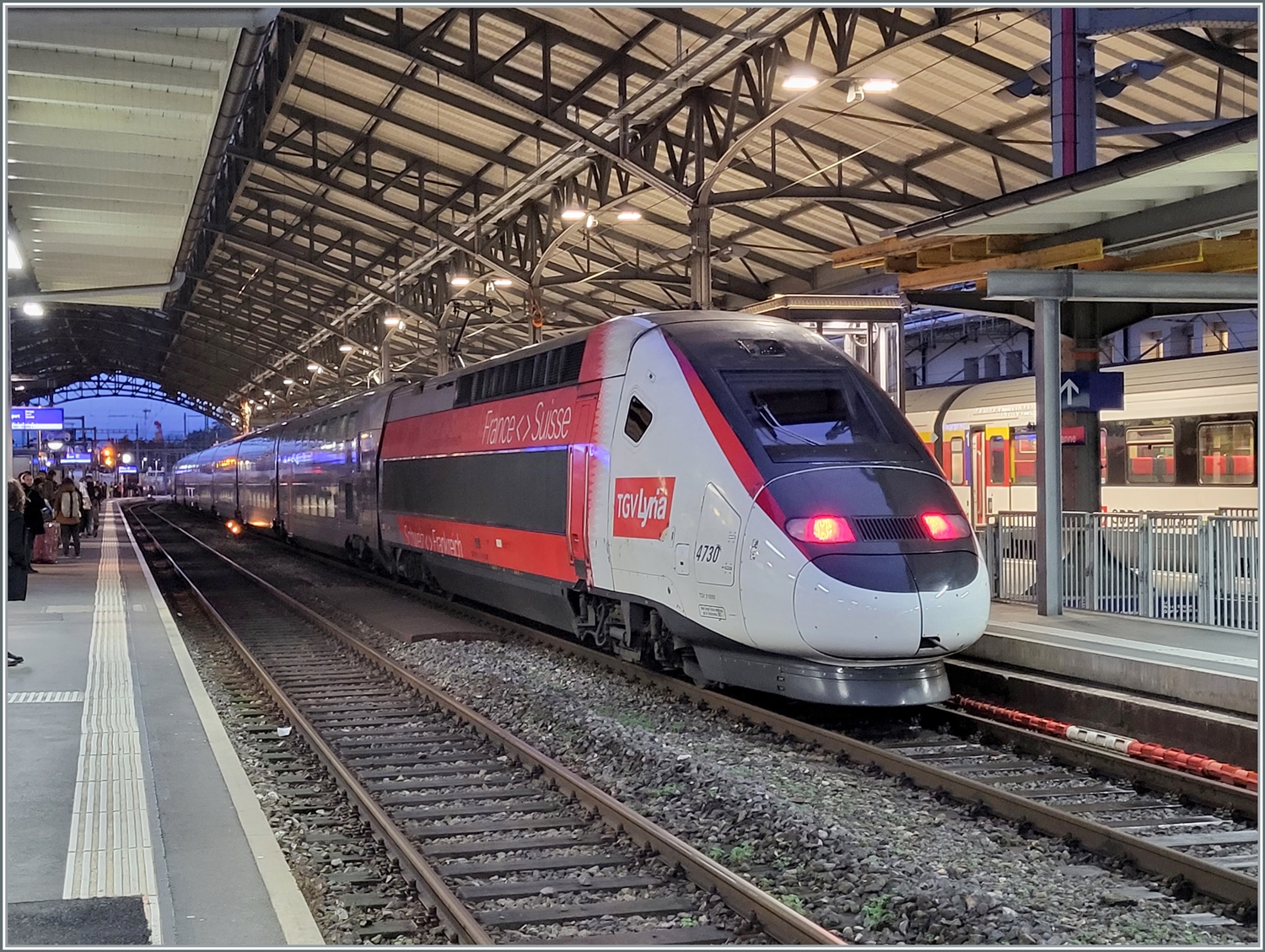 Der TGV Lyria 4730 wartet in Lausanne auf die Abfahrt (7:23) nach Paris Gare de Lyon.

20. Feb. 2024