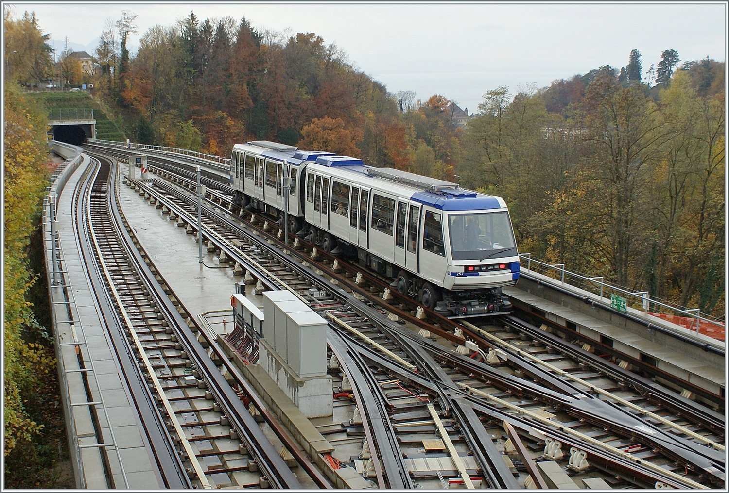 Der TL Be 8/8 252 der Linie M2 bei der Haltestelle La Sallaz, wo die Gleisanlagen auch ein Abstellen der Züge erlauben. Zudem wenden einige Züge hier.

9. November 2008