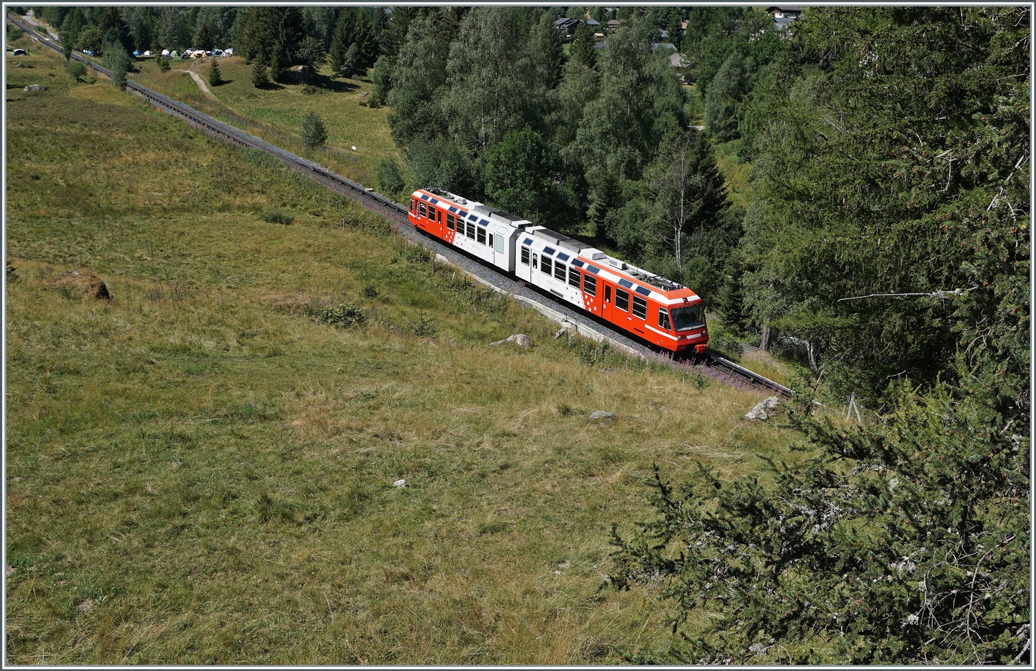Der TMR BDeh 4/8 21 ist als SNCF TER von St-Gervais nach Vallorcine unterwegs. Der Triebzug ist auf der Fahrt zwischen Le Buet und Vallorcine.

1. August 2022