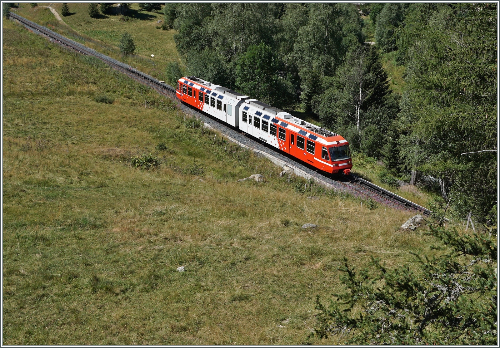 Der TMR BDeh 4/8 21 ist als SNCF TER von St-Gervais nach Vallorcine unterwegs und nun zwischen Le Buet und Vallorcine schon fast am Ziel seiner Fahrt.

1. August 2022