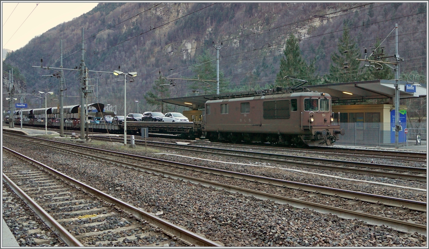 Die BLS Re 4/4 194 verlässt mit ihrem Tunnelautozug AT3 Iselle in Richtung Brig. 

3. Jan. 2024
