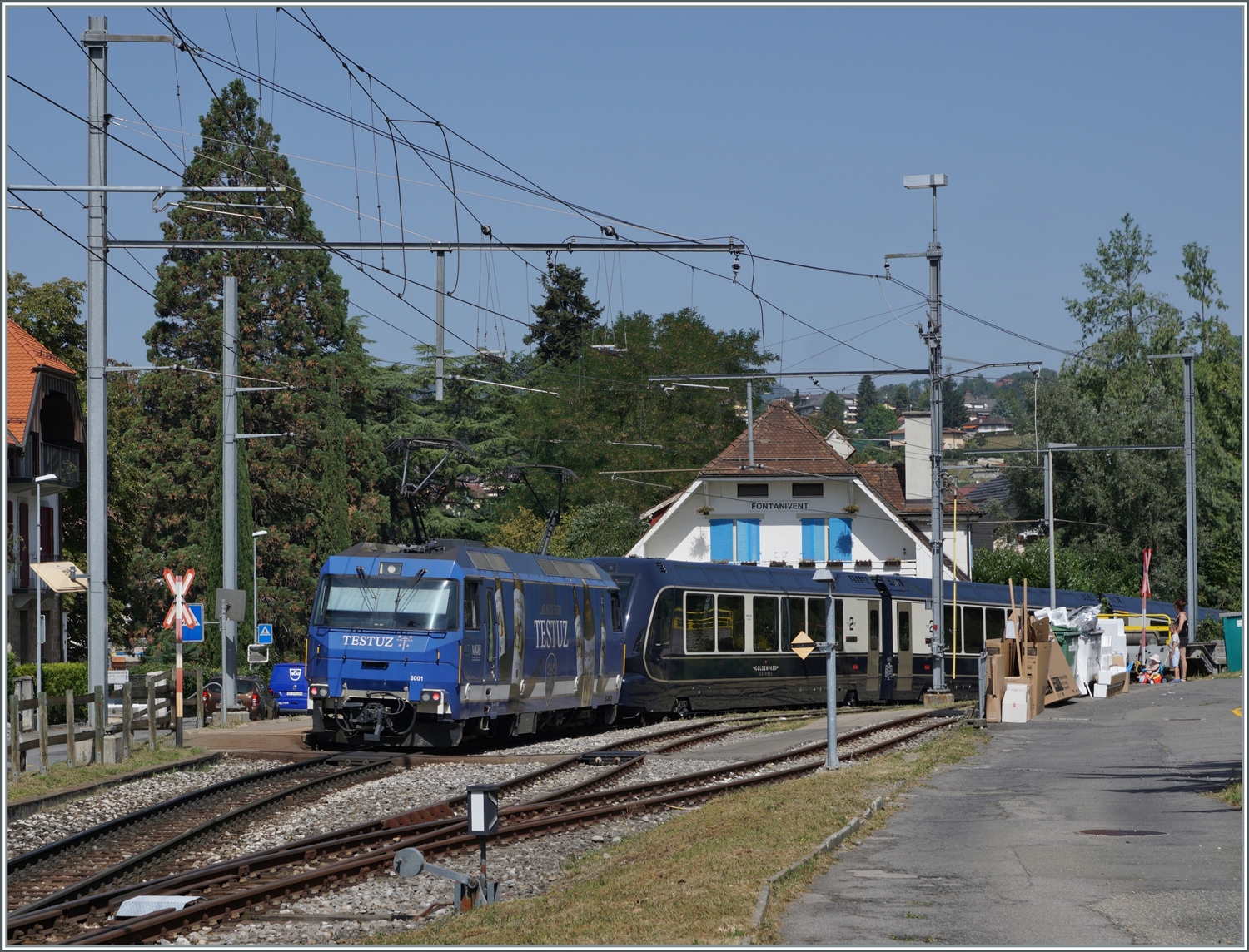 Die MOB Ge 4/4 8001 ist bei Fontivent mit ihrem GoldenPass Express GPX auf dem Weg nach Montreux. 

24. Aug. 2023
