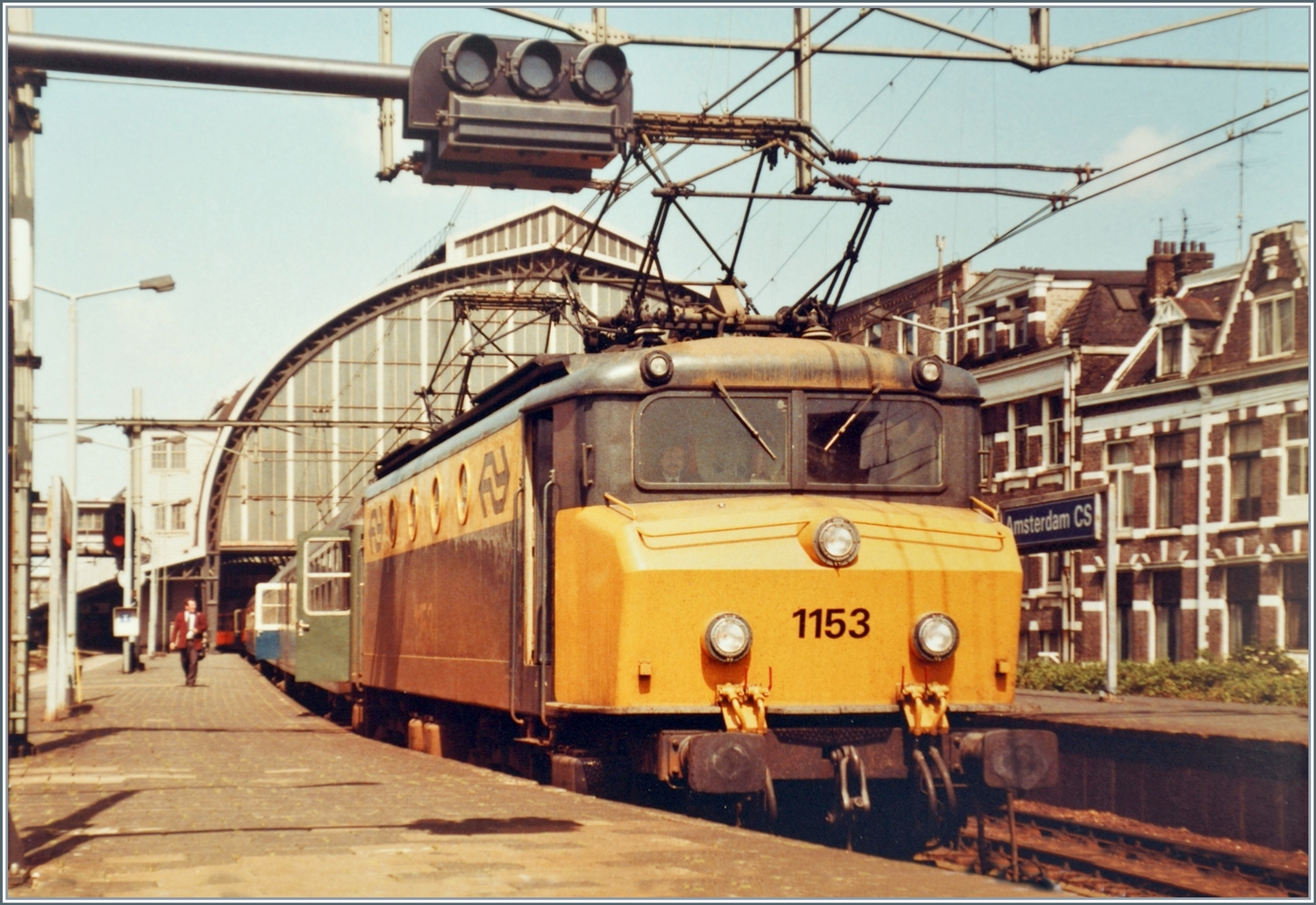 Die NS E-Lok 1153 wartet in Amsterdam CS mit einem Zugs aus DB-Wagen auf die baldige Abfahrt.

26. Juni 1984