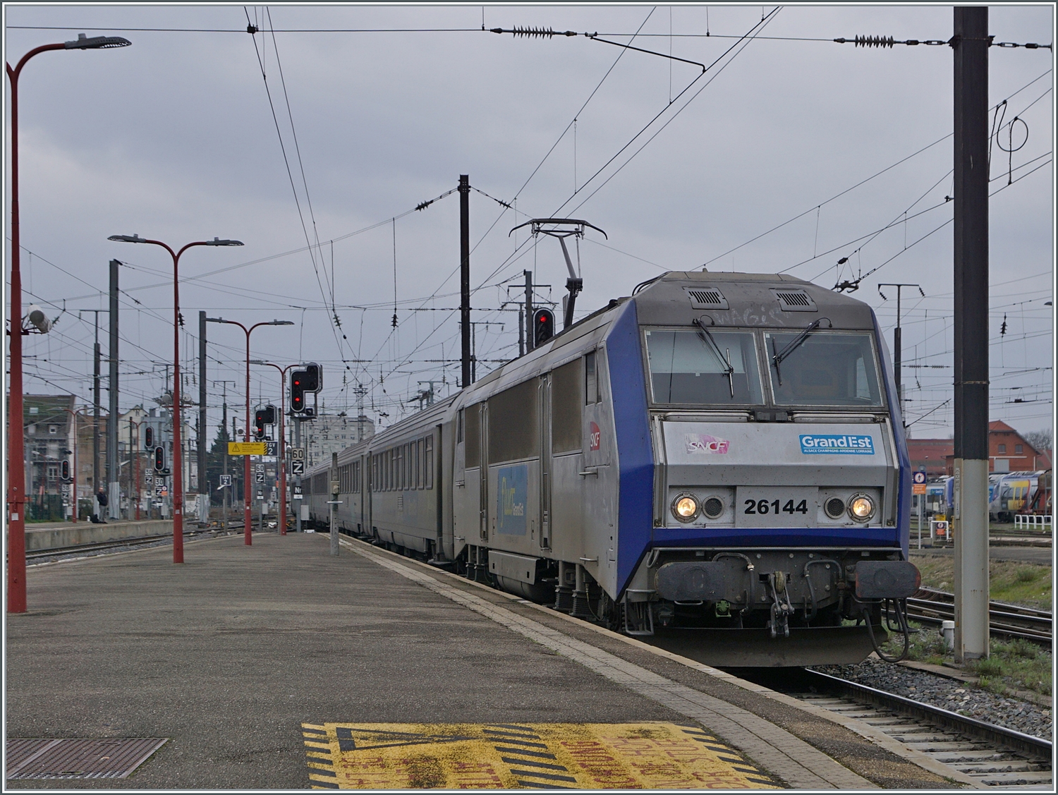 Die SNCF BB 26144 erreicht mit ihrem TER 200 aus Basel SNCF ihr Ziel Strabourg. 

12. März 2024 