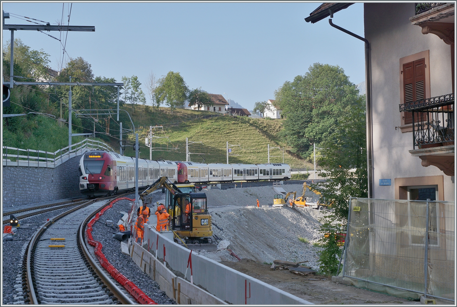 Die Züge fahren wieder! Die Meterspurgleise wurden durch Normalspurgleise ausgetauscht und zwischen Broc-Village und Broc Fabrique auch die nötigen Trasse Korrekturen vorgenommen. Noch sind Anpassungs- und Detail- Arbeiten ausstehenden, aber seit dem 24.8. 2023 fahren Normalspurzüge ab Broc Fabrique nach Bern und Düdingen. Auf dem Bild verlassen zwei TPF Flirt RABe 527 Broc Fabrique. 

24. Aug. 2023