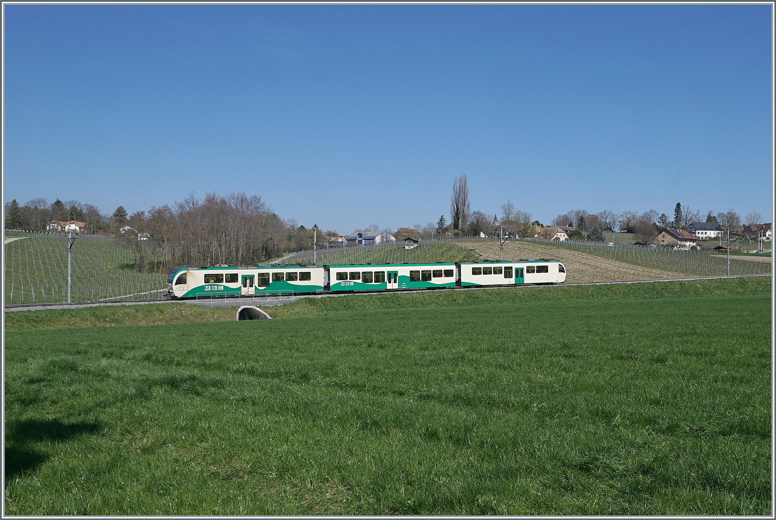 Ein BAM MBC Regionalzug von Morges nach Bière bestehen aus zwei SURF  Be 4/4  und einem Mittelwagen erreicht in Kürze den Halt Vufflens le Château.

5. April 2023