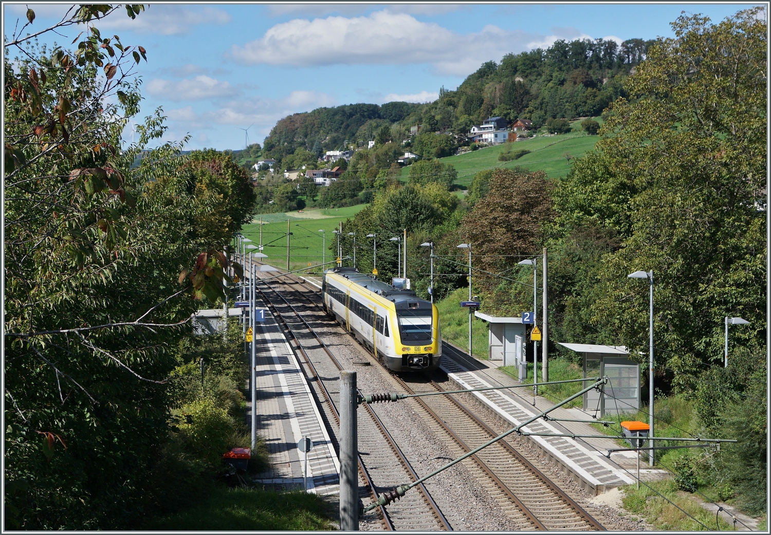Ein DB VT 612 unterwegs in Richtung Singen fährt durch Haltestelle von Bietingen. 

19.09.2022