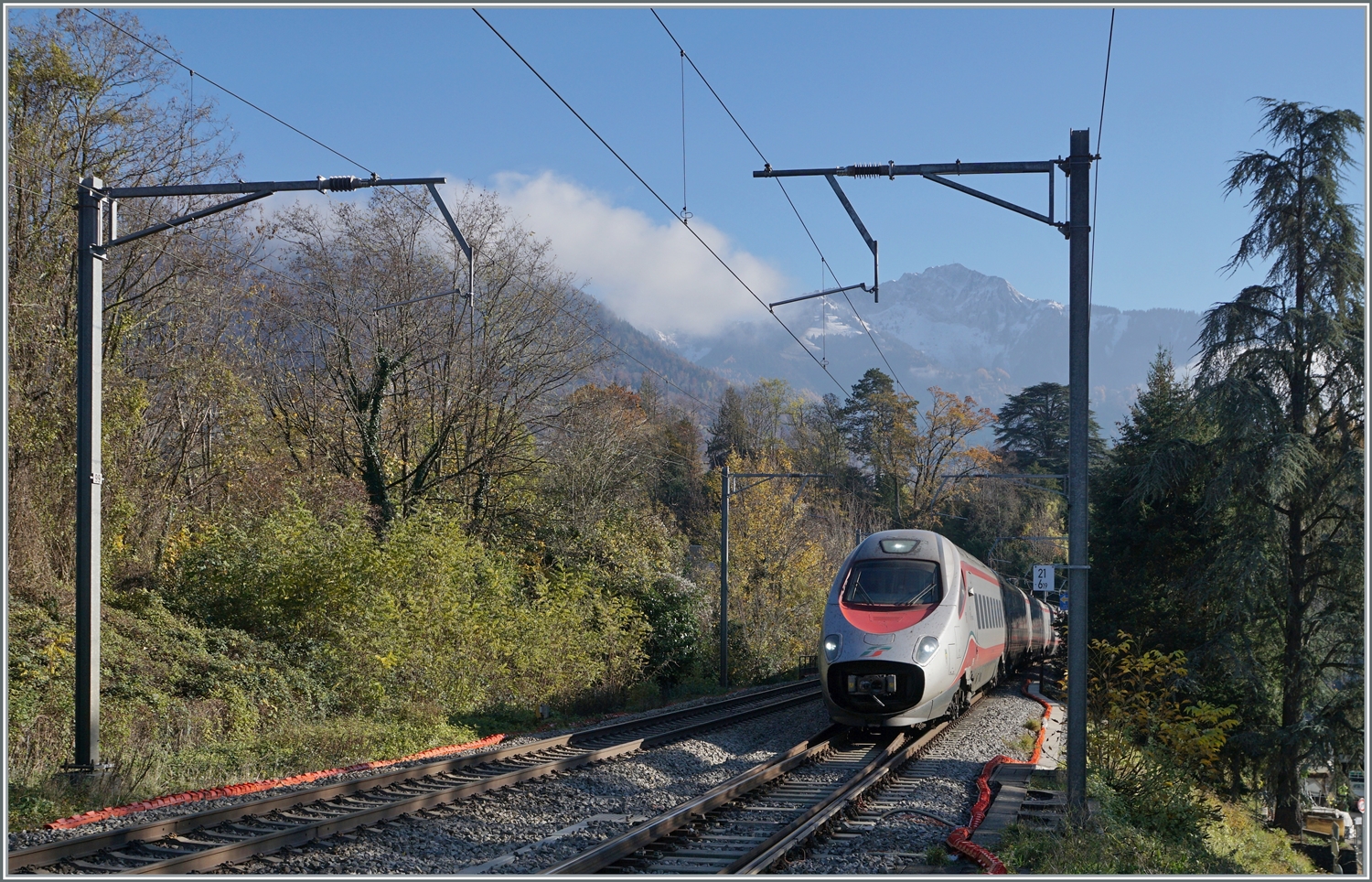 Ein FS Trenitalia mit leider offener Bugklappe fährt als EC 32 (Milano - Genève) in Burier durch.

23. Nov. 2023