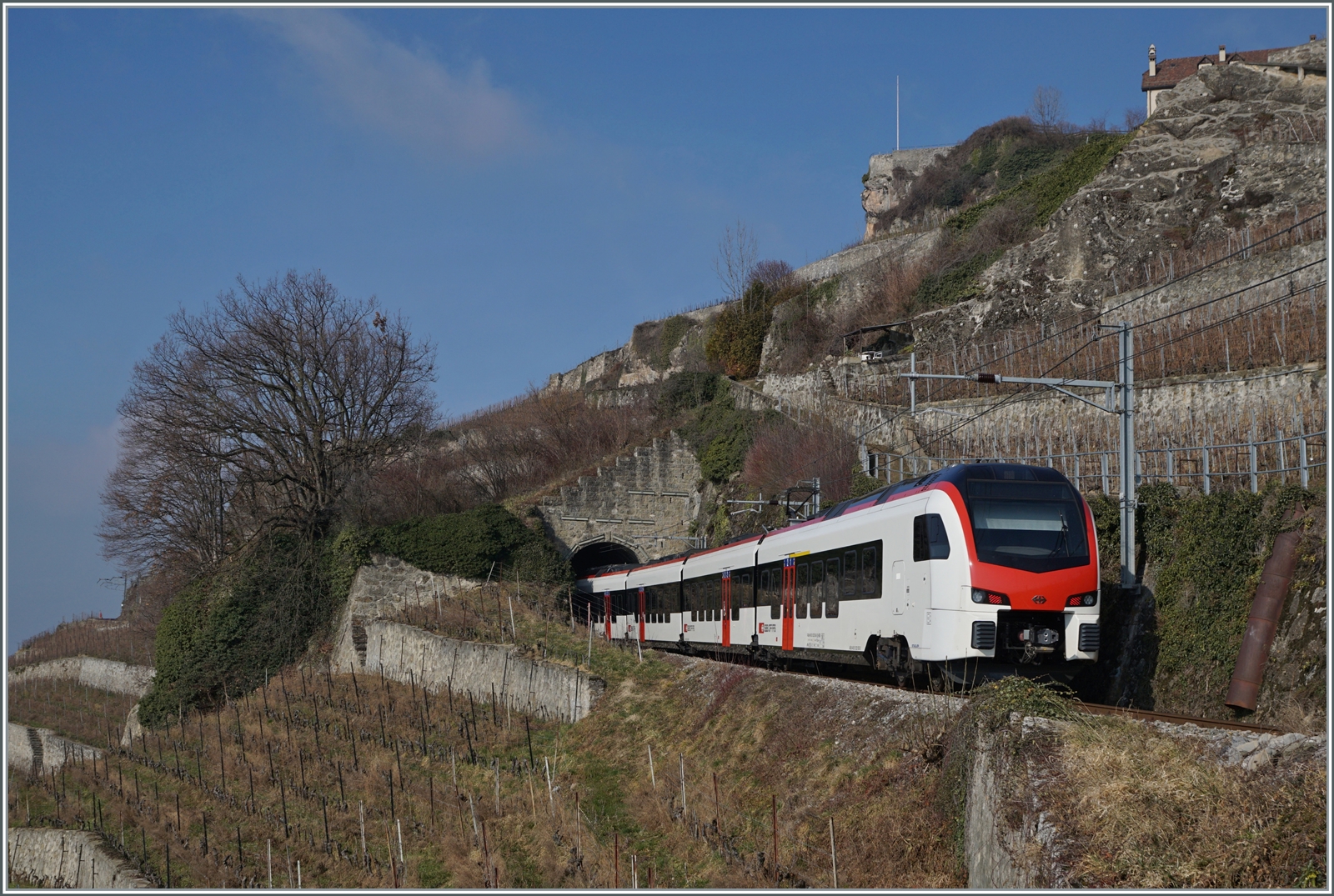 Ein SBB RABe 523.5 (Fernverkehrsvariante) ist als Regionalzug auf der  Train des Vignes Strecke unterwegs.

11. Feb. 2023