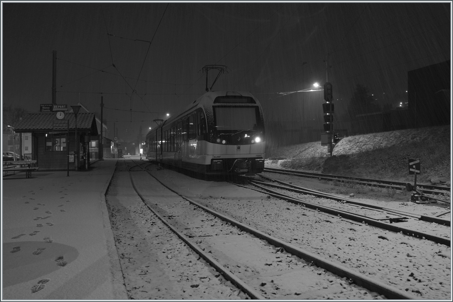 Es schneit. Davon unbeeindruckt wartet der CEV MVR ABeh 2/6 7508 in Blonay auf seinen nächsten Einsatz. 

9. Jan. 2024
