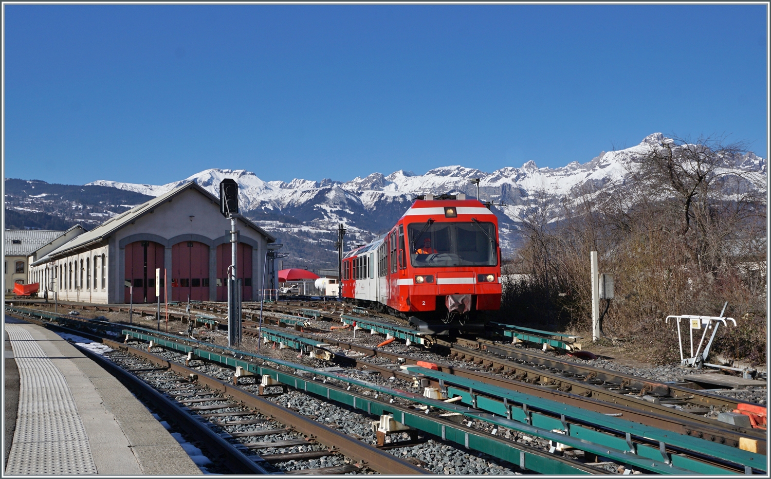 In Saint Germain-Les-Bains-le-Fayet wird der SNCF Z 800 803/804 als TER nach Vallorcine bereitgestellt. Die drei SNCF Z 800 sind mit den beiden MC TMR BDeh 4/8 baugleich, doch leider werden direkte Zge von Saint Germain-Les-Bains-le-Fayet nach Martigny nicht mehr angeboten; immerhin kann man in Vallorcine auf dem gleichen Bahnsteig umsteigen. 

14. Februar 2023