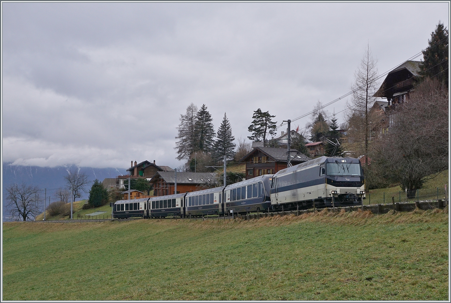 Kurz vor Les Avants ist die MOB Ge 4/4 8004 mit dem MOB/BLS GoldenPass Express GPX 4074 von Montreux nach Interlaken Ost unterwegs.

6. Jan. 2024