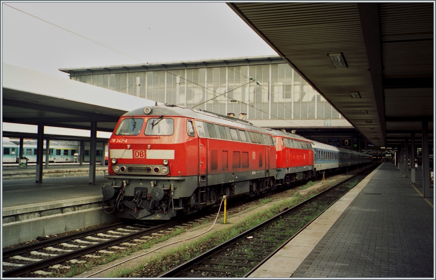 Zwei DB 218 mit der 218 342-4 warten mit einem IR in München auf die Abfarht. 

Analogbild vom 4. Mai 2001