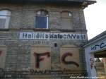 Bahnhofsschild an der Wand - Hier Stehen die Namen Halle (West) und Halle-Nietleben drauf am 26.12.14