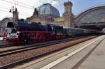 Sonderzug mit 35 1097 steht am 9 April 2017 in Dresden Hbf abfahrtbereit fr eine Parallelfahrt.
