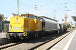 BR 203/758641/203-305-und-203-314-mit 203 305 und 203 314 mit dem Blmchentot bei der Durchfahrt im Bahnhof Merseburg Hbf am 14.8.21
