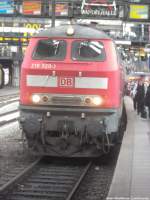 218 329-1 im Bahnhof Hamburg Hbf (Frontlicht eingeschaltet) am 1.9.13