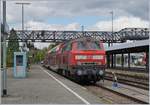 Die DB 218 417-4 verlässt mit ihrem IRE nach Laupheim West den Bahnhof von Lindau.