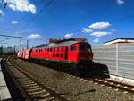 BR 233/621626/233-040-mit-einem-gueterzug-in 233 040 mit einem Güterzug in der Güterumfahrung am Hauptbahnhof Halle/Saale Hbf am 26.7.18