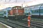 Leider ein klein Bisschen schief wegen der Fahrt im Nachtzug Bonn-DResden: Scanbild von 345  035 in Dresden Hbf am 7 November 1999.