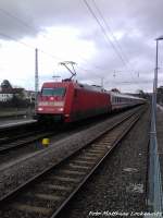 BR 101/257867/101-013-1-mit-intercity-und-am 101 013-1 mit InterCity und am anderen ende 101 124-6 im Bahnhof Ostseebad Binz am 7.4.13