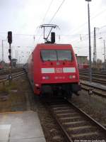 101 111-3 mit dem InterCity (IC) bei der Ausfahrt aus Stralsund Hbf am 12.10.13