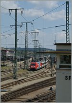 In Singen hat eine DB 101 von der SBB Re 4/4 II den IC nach Stuttgart übernommen.