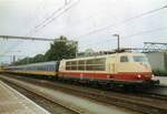 br-103-ex-e03/755543/geschichte-auf-ein-scanbild-am-24 Geschichte auf ein Scanbild: am 24 Oktober 1998 wartet 103 245 in Venlo auf das Abfahrtsignal mit ein D-Zug nach Köln Hbf. Bis Ende Mai 1999 wurden in Zweistundentakt die 103er zwischen Venlo und Köln vor D-Züge Eindhoven<=>Köln Hbf eingesetzt -mit Lokwechsel in Venlo. Die Normaleinsatze von die DB 1034 sind ebenso in die Vergangenheit wie die D-Züge Eindhoven<=>Köln. 