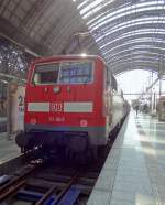 111-063 steht mit einem RE nach Mannheim bereit.
Aufgenommen im März 2014 in Frankfurt(Main) Hbf.