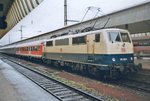 Blau-Beige 111 019 steht am 24 Februar 1998 in Oberhausen Hbf.
