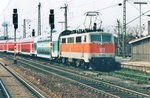 Am 13 April 2000 schiebt 111 137 ein RE aus Kln-Deutz.