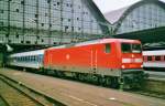 An 20 Juli 2000 steht 112 121 mit InterRegio nach Weimar in Frankfurt (Main) Hbf.