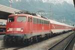 br-115-ex-e15/801596/nachtzug-mit-115-355-treft-am Nachtzug mit 115 355 treft am 2 Juni 2003 in Innsbruck Hbf ein.