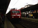BR 120/630776/120-105-mit-einem-intercity-bei 120 105 mit einem Intercity bei der einfahrt in den Bahnhof Schwerin Hbf am 30.9.18