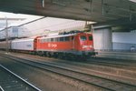 Am 24 Juli 1998 durchfahrt 140 108 -ein der ersten 140er in Verkehrsrot-  Kassel-Wilhelmshhe.