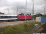 BR 143 an einem Personenzug bestehend aus 2 IntEgro und den Rest DB Wagen abgestellt im BW Rostock am 16.6.14