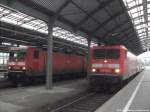 BR 143/390387/143-871-2-und-143-130-3-im 143 871-2 und 143 130-3 im Bahnhof Halle (Saale) Hbf am 24.11.14